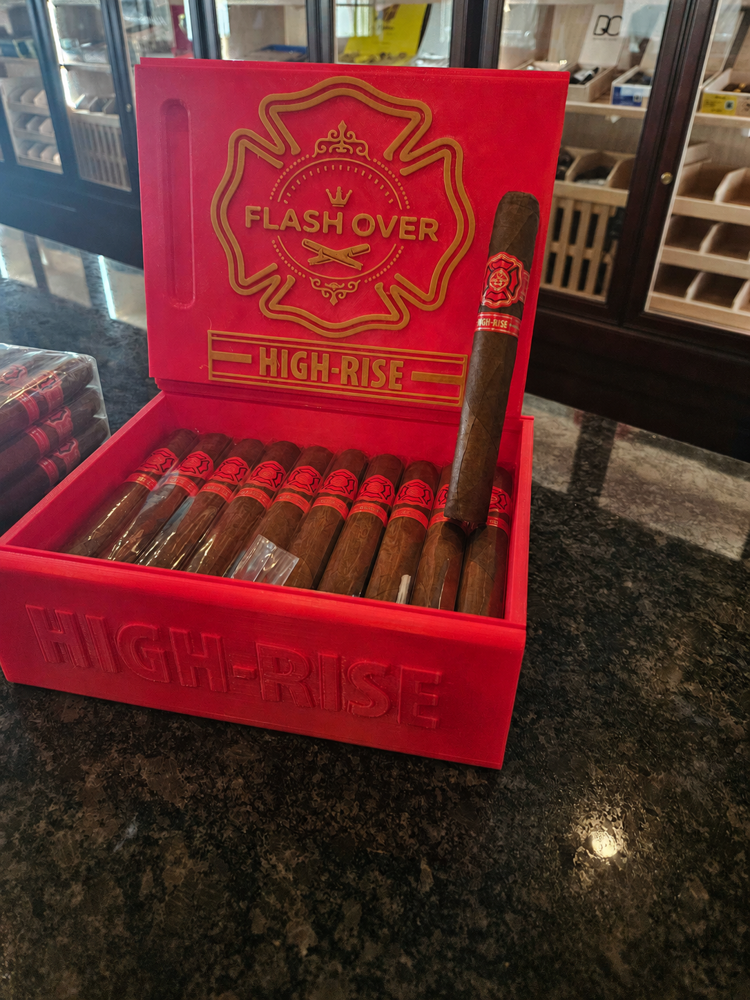 Flashover Cigars High-Rise case, cigar standing, angle 1
