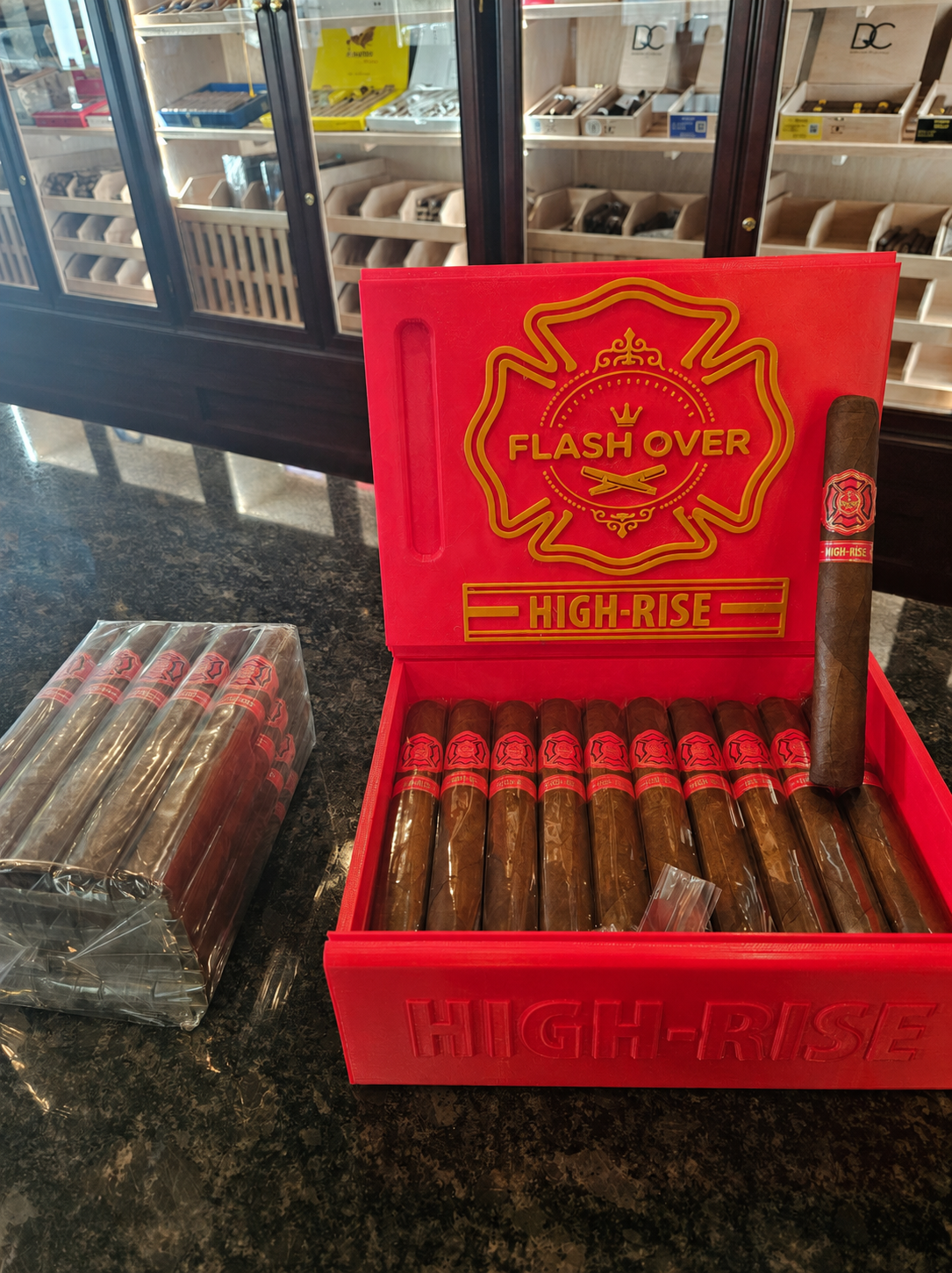 Flashover Cigars High-Rise case, cigar standing, angle 2